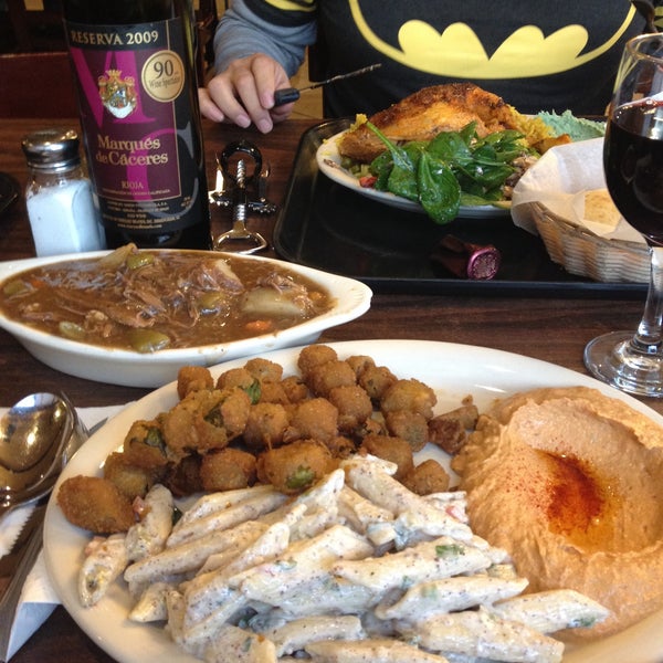 Foto diambil di Aladdin Mediterranean Cuisine oleh Burleigh N. pada 12/25/2014