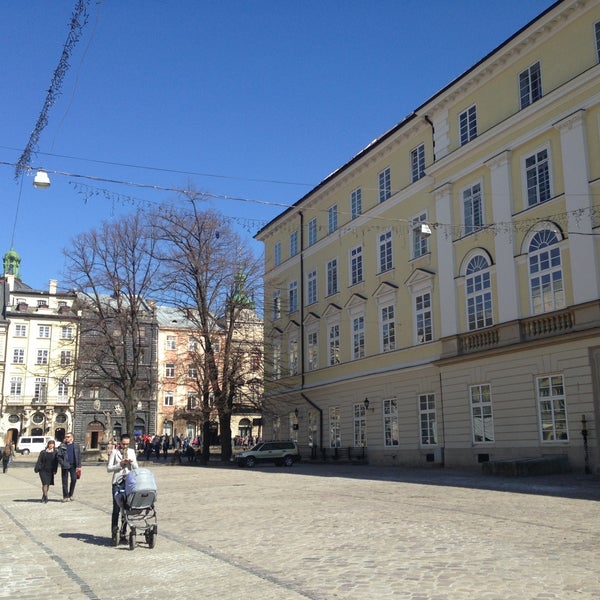 รูปภาพถ่ายที่ Площа Ринок โดย Oleshko M. เมื่อ 4/21/2013