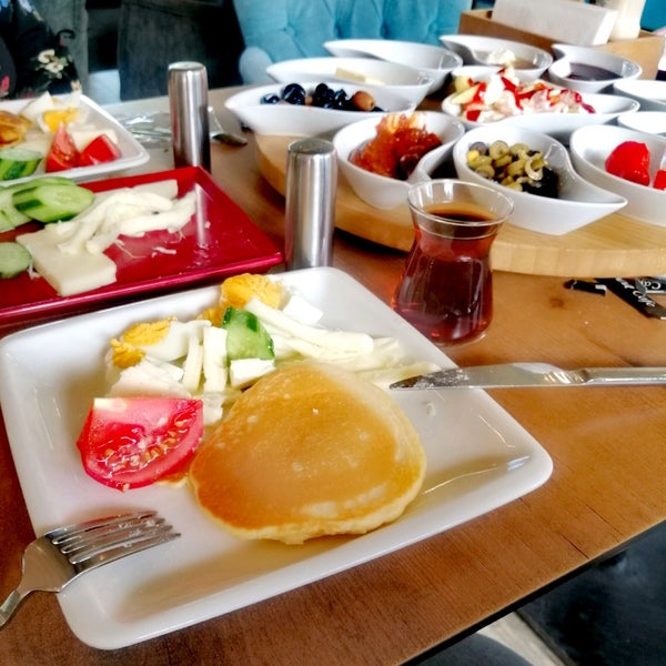 Photo taken at Çamlıca Cafe &amp; Bistro by Ümrn . on 7/31/2021