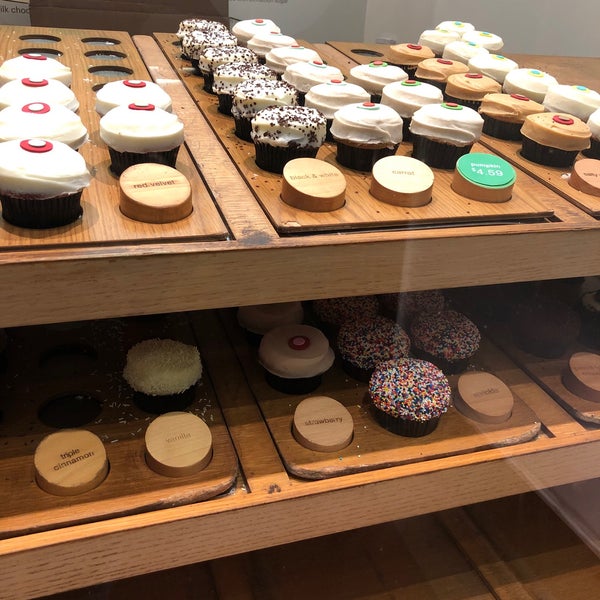 Photo taken at Sprinkles Newport Beach Cupcakes by James Chip A. on 11/30/2019