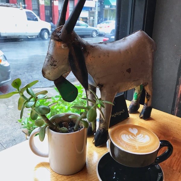Das Foto wurde bei The Jolly Goat Coffee Bar von Joy am 9/25/2018 aufgenommen