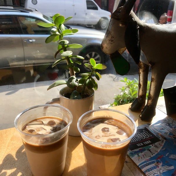 Das Foto wurde bei The Jolly Goat Coffee Bar von Joy am 7/28/2018 aufgenommen