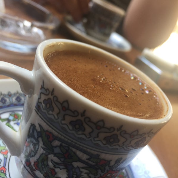รูปภาพถ่ายที่ İstanbull Café &amp; Fal &amp; Restaurant โดย Birgül K. เมื่อ 4/29/2017