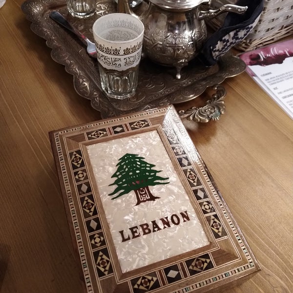 Foto tirada no(a) Leila&#39;s Authentic Lebanese Cuisine por Kalman H. em 10/28/2018