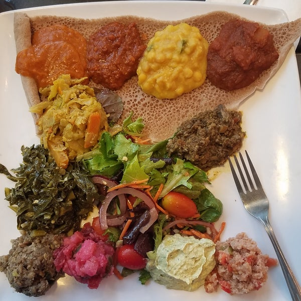 Das Foto wurde bei Desta Ethiopian Kitchen von Sadegh A. am 8/19/2018 aufgenommen