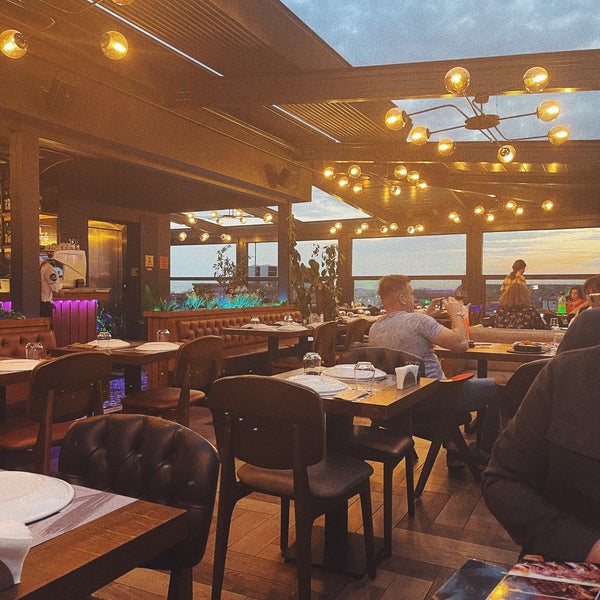 รูปภาพถ่ายที่ Loti Cafe &amp; Roof Lounge โดย Alina เมื่อ 5/7/2021