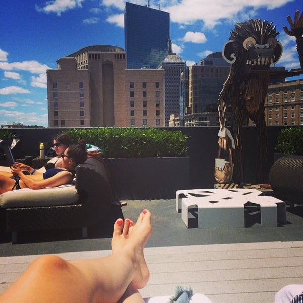Foto diambil di Rooftop Lounge oleh Beth Q. pada 6/21/2014