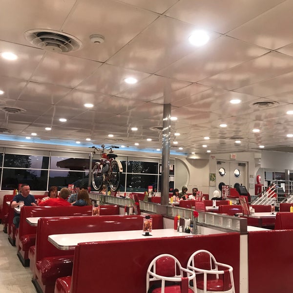 Foto scattata a Ruby&#39;s Diner da Fatemah A. il 8/31/2019