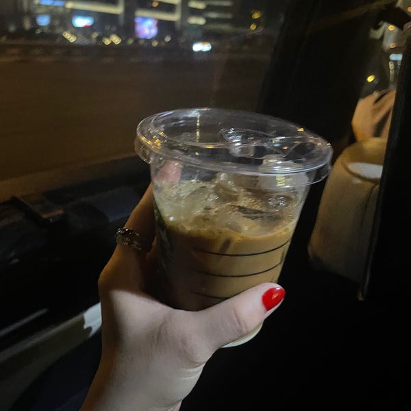 Foto tirada no(a) Starbucks (ستاربكس) por Bashayr🧚🏻‍♀️ em 8/10/2023