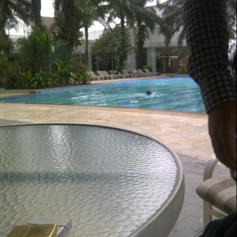 Das Foto wurde bei Poolside - Hotel Mulia Senayan, Jakarta von Erick D. am 11/2/2012 aufgenommen