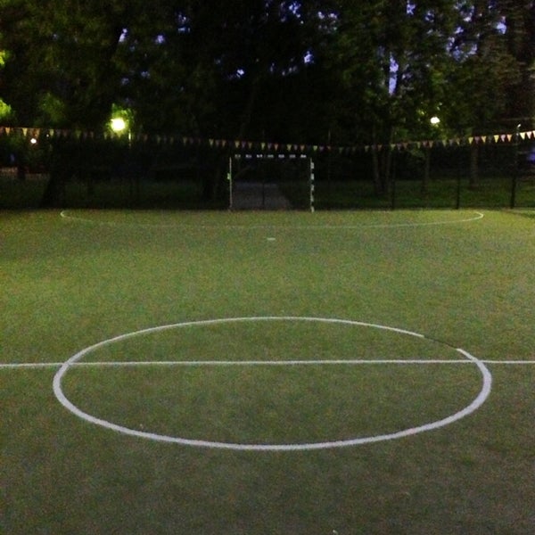 Футбольное поле кафе. Прожектор для освещения футбольного поля 210000лм. Футбольный отель. Спорт бар дизайн. Сад победы футбольное поле.