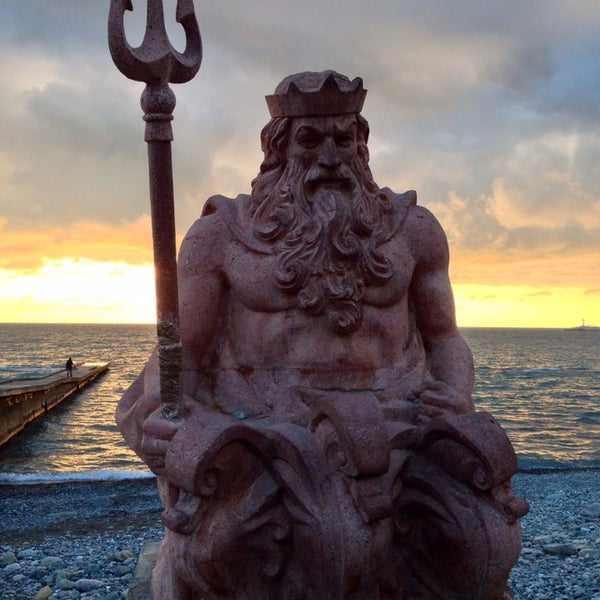 Доктор нептун. Памятник Нептуну в Сочи. Статуя Нептуна в Сочи. Статуя Посейдона в Сочи. Набережная Сочи царь Нептун.