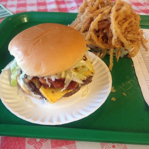 4/16/2014にMatthew C.がCotten&#39;s Famous Hamburgersで撮った写真