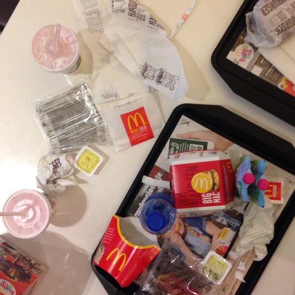 รูปภาพถ่ายที่ McDonald&#39;s โดย Loes V. เมื่อ 5/28/2014