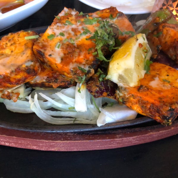 Foto tomada en Tulsi Indian Restaurant  por Pradeep K. el 5/24/2019