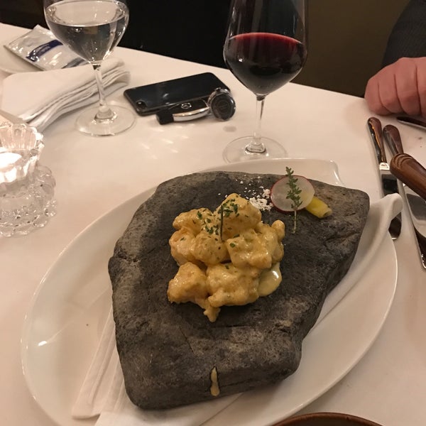 Foto tirada no(a) Caviar Seafood Restaurant por Ceren em 2/2/2017