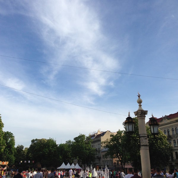 Das Foto wurde bei Площа Ринок von Evgeny G. am 5/9/2013 aufgenommen