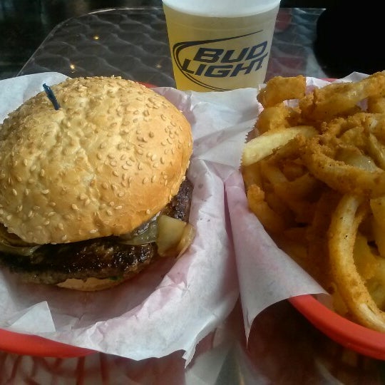 Foto tomada en Pearl&#39;s Deluxe Burgers  por Jacquinn S. el 10/5/2012