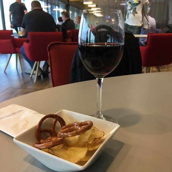 9/19/2018에 Dennis B.님이 Austrian Airlines Business Lounge | Schengen Area에서 찍은 사진