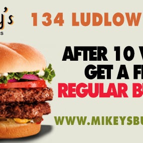 10/17/2013 tarihinde Mikey&#39;s Burgerziyaretçi tarafından Mikey&#39;s Burger'de çekilen fotoğraf