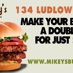 10/2/2013 tarihinde Mikey&#39;s Burgerziyaretçi tarafından Mikey&#39;s Burger'de çekilen fotoğraf