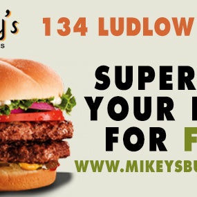 Foto tomada en Mikey&#39;s Burger  por Mikey&#39;s Burger el 10/2/2013