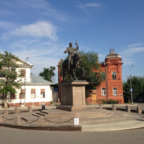 Курмангазы 61а. Памятник курмангазы астрахань. памятник курмангазы сагырбайулы астрахань. музей курмангазы астрахань. бюст курмангазы.