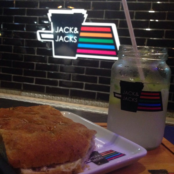 Foto scattata a Jack &amp; Jacks da @isadorabp il 7/19/2015