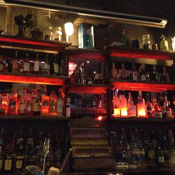 รูปภาพถ่ายที่ The Eighteenth Cocktail Bar โดย Alfredo C. เมื่อ 8/20/2013