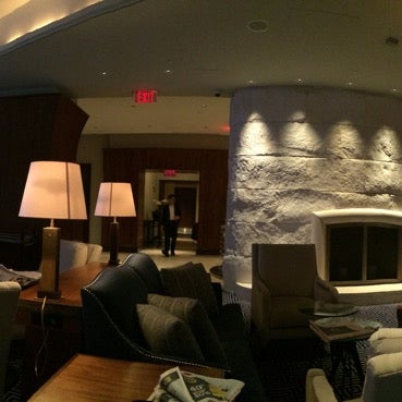 Foto diambil di Loews Boston Hotel oleh Simona A. pada 11/6/2014