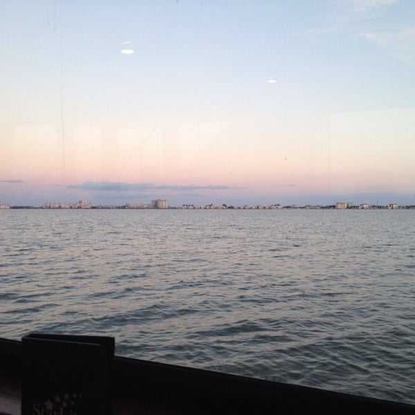 9/20/2013 tarihinde Tina M.ziyaretçi tarafından StarLite Sapphire Dining Yacht'de çekilen fotoğraf