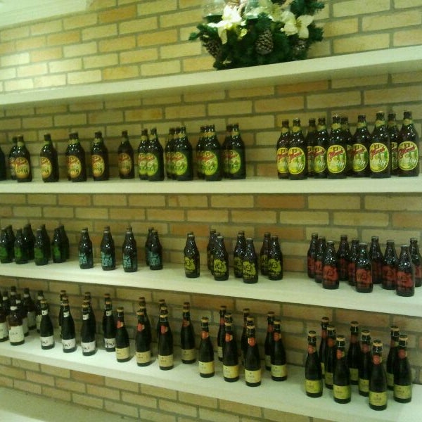 Cervejas especiais e importadas pra levar e também alguns rótulos na temperatura certa pra consumir na própria loja.