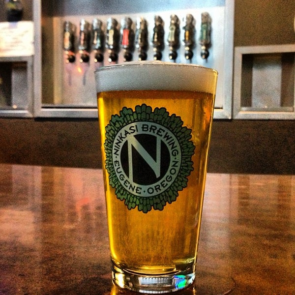 Foto diambil di Ninkasi Brewing Tasting Room oleh Angelo D. pada 5/29/2013