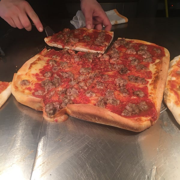 Снимок сделан в Renaldi&#39;s Pizza пользователем Patti H. 2/14/2017
