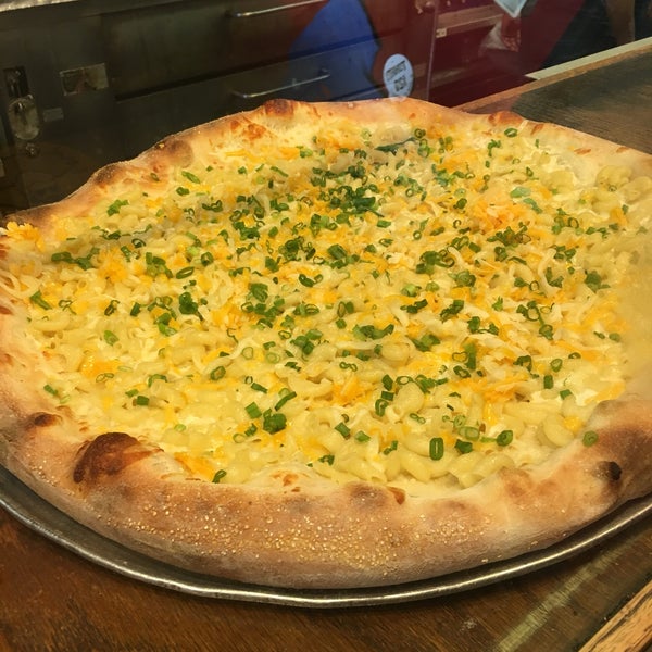 Снимок сделан в Dimo&#39;s Pizza пользователем Patti H. 11/3/2016