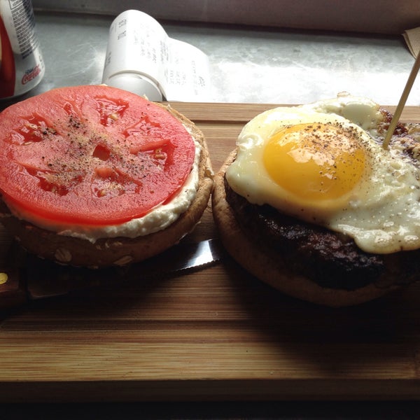 Das Foto wurde bei Butcher &amp; The Burger von Patti H. am 4/29/2015 aufgenommen