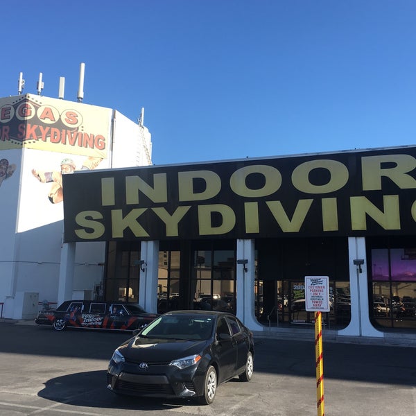 Foto tirada no(a) Vegas Indoor Skydiving por Patti H. em 12/19/2017