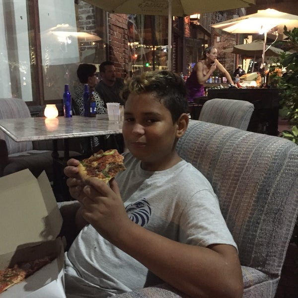 Foto diambil di Downtown House Of Pizza oleh Angeli C. pada 10/30/2016