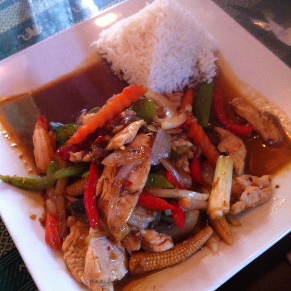 Foto scattata a Thai Thani Restaurant da Danielle S. il 5/23/2013