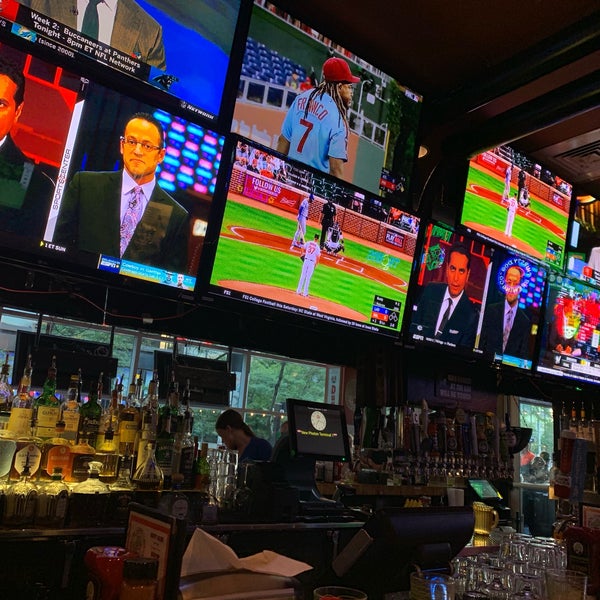 Photo taken at Winking Lizard Tavern by Emerson A. on 9/12/2019