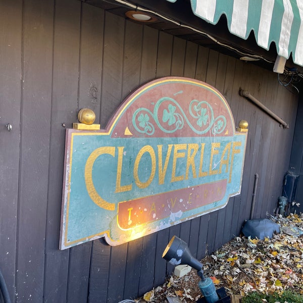 Photo taken at Cloverleaf Tavern by Stefan W. on 10/29/2022