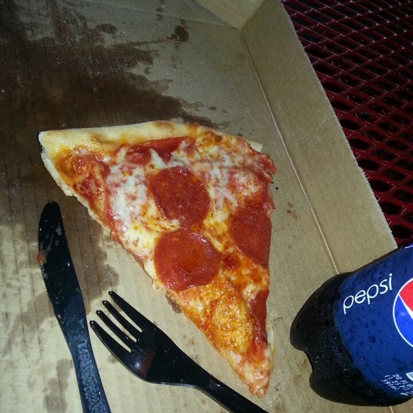 Foto scattata a Pucci&#39;s Pizza da Rob S. il 3/23/2013