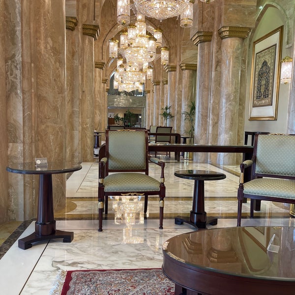 Foto diambil di Sheraton Kuwait, a Luxury Collection Hotel oleh 🥇🥈🥉🏅🎖 pada 8/11/2021