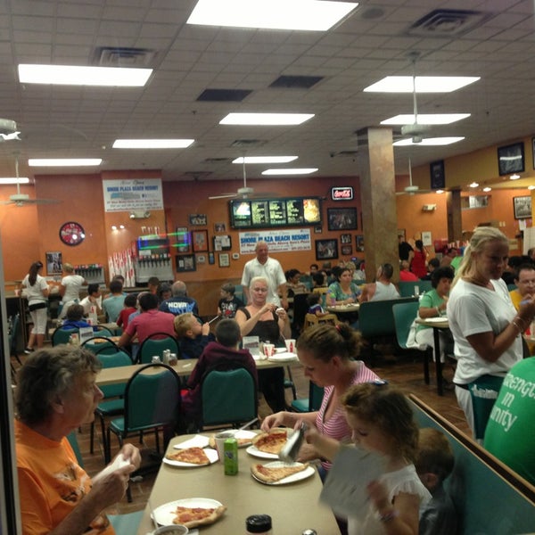รูปภาพถ่ายที่ Sam&#39;s Pizza Palace โดย Liam L. เมื่อ 8/22/2013