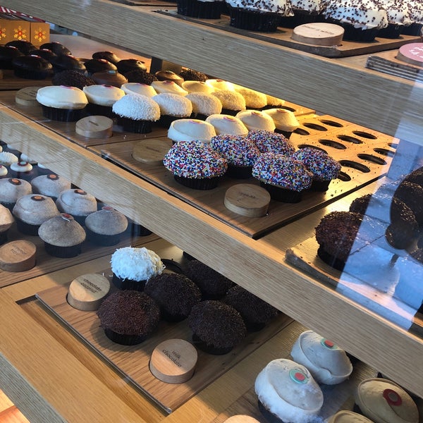Photo taken at Sprinkles Beverly Hills Cupcakes by Faisal on 11/29/2018