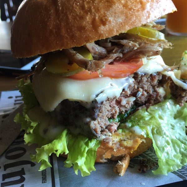 Снимок сделан в Max Fifty Burger &amp; Bar пользователем Frank N. 1/24/2015