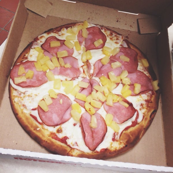 Photo prise au Laventina&#39;s Big Cheese Pizza par Tiffany V. le6/5/2014