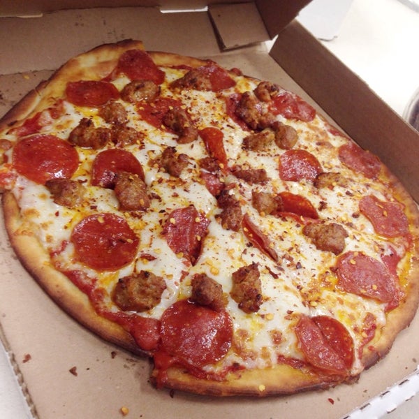 Das Foto wurde bei Laventina&#39;s Big Cheese Pizza von Tiffany V. am 6/5/2014 aufgenommen