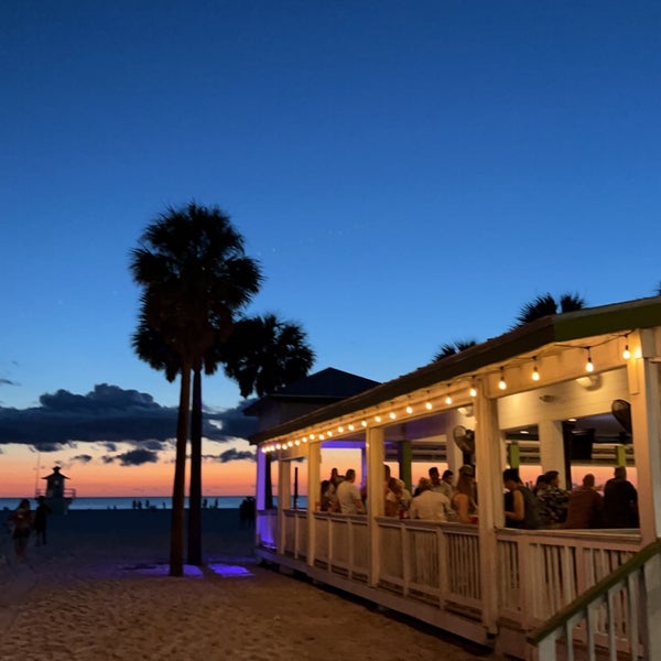Das Foto wurde bei Palm Pavilion Beachside Grill &amp; Bar von Rakan. am 6/5/2022 aufgenommen