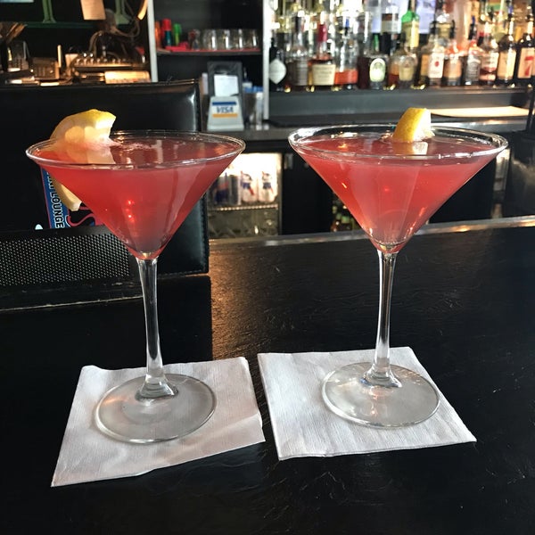 Photo prise au JoJo&#39;s Martini Lounge par Renée K. le3/26/2019